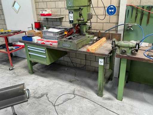Werkstatt-Werkbank mit Schubladen und Werkzeugen (ohne Bohrmaschine)